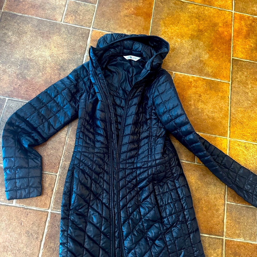 North Face black lightweight long puffer jacket . Good condition . XS